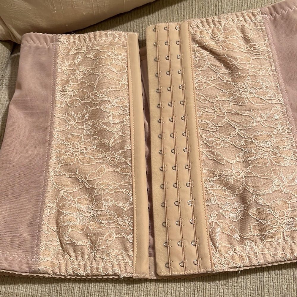 No name Corset New under bust very stretchy nude.Lace floral & bones.
